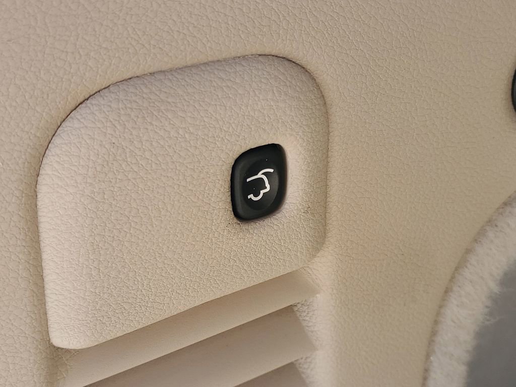Used 2020 Jeep Grand Cherokee Overland AWD/4WD image 12