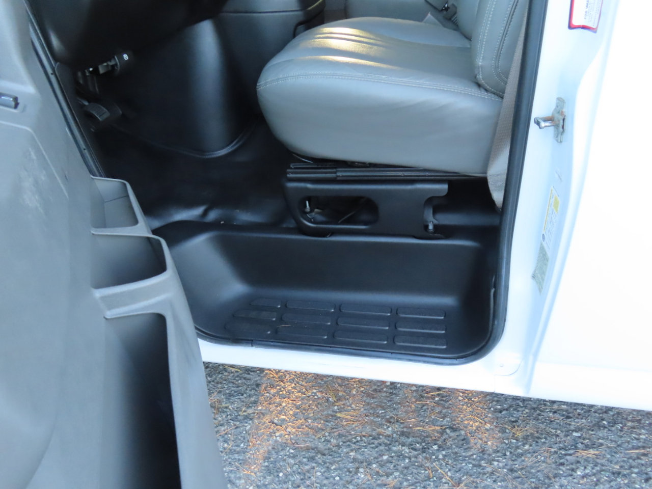 Used 2019 Chevrolet Express 3500 w/ Driver Convenience Package image 8
