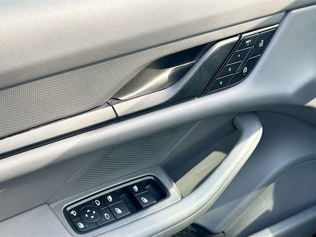 Used 2022 Porsche Taycan image 19