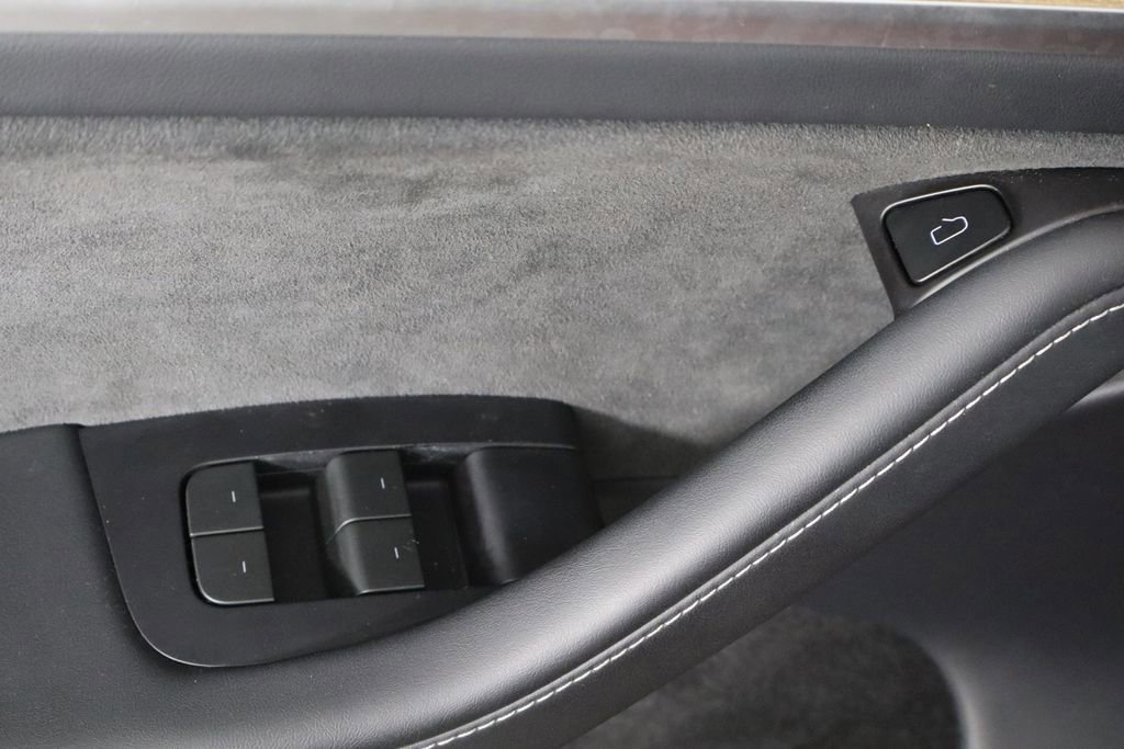 Used 2023 Tesla Model Y Long Range AWD/4WD image 18