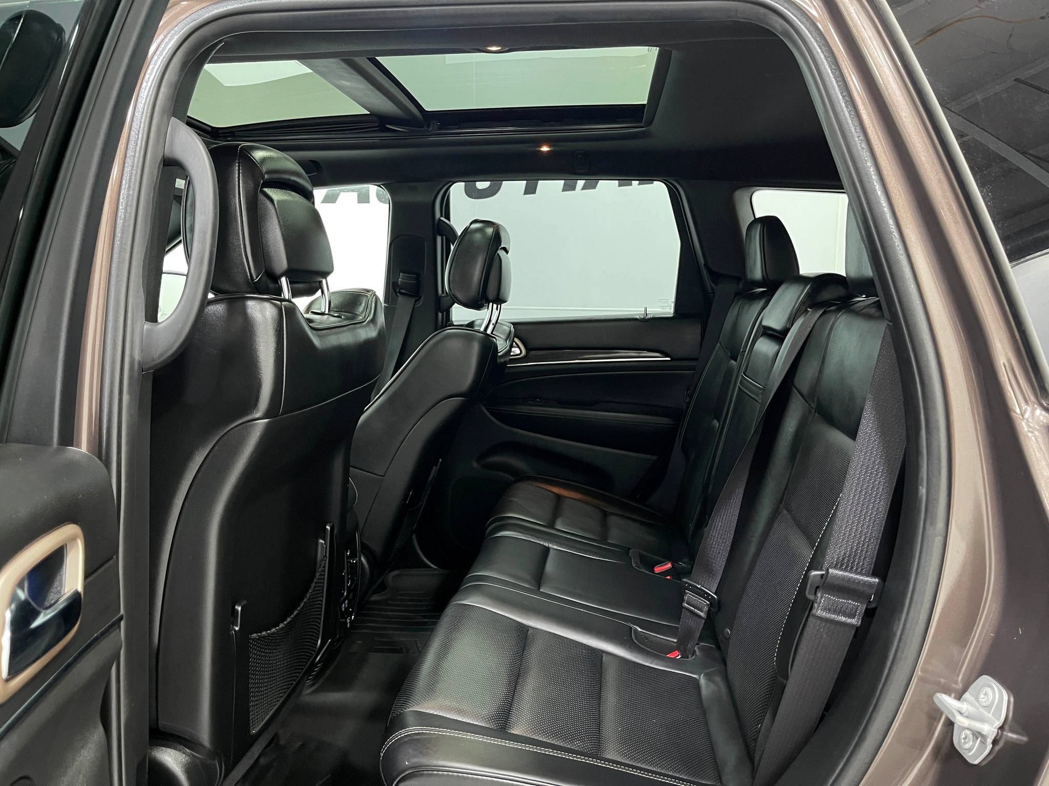 Used 2017 Jeep Grand Cherokee Overland AWD/4WD image 29