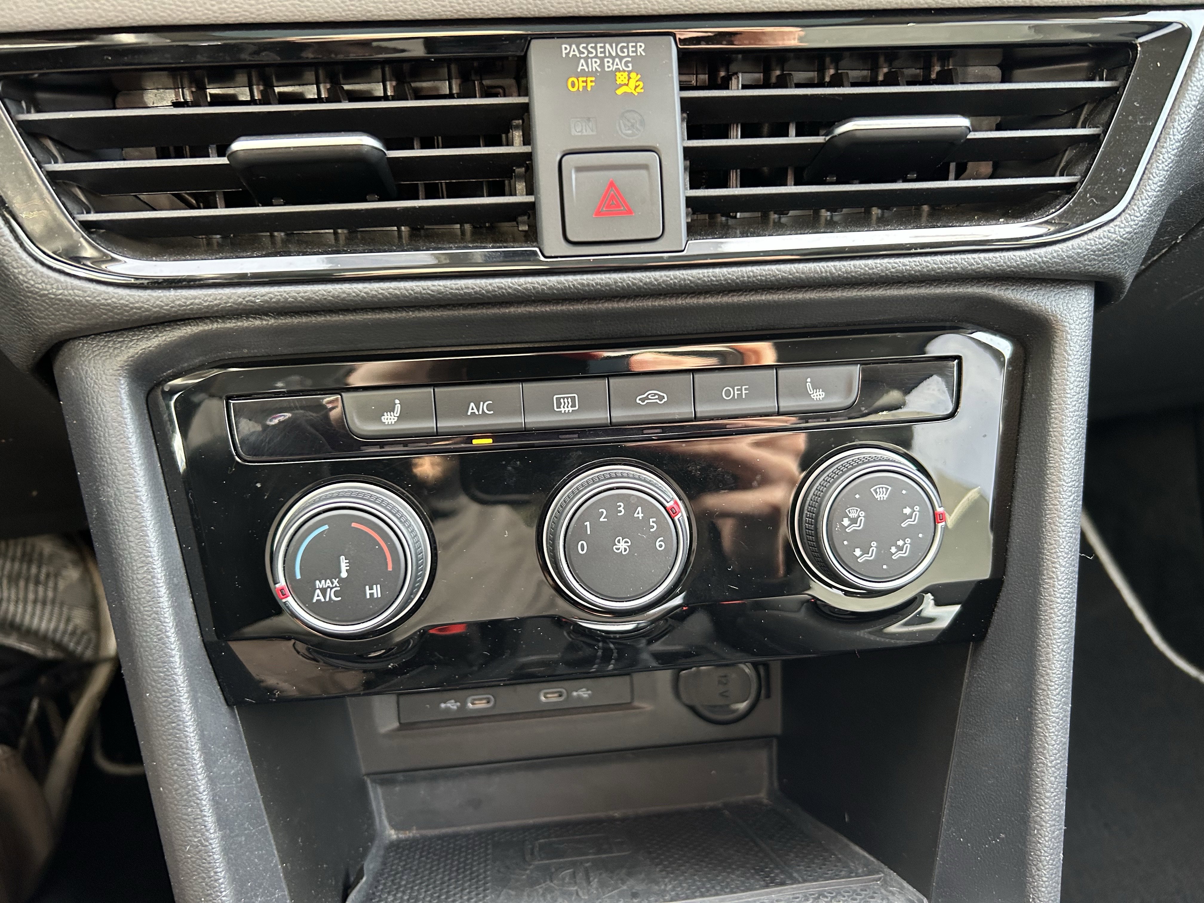 Certified 2023 Volkswagen Taos SE w/ Panoramic Sunroof Package image 15