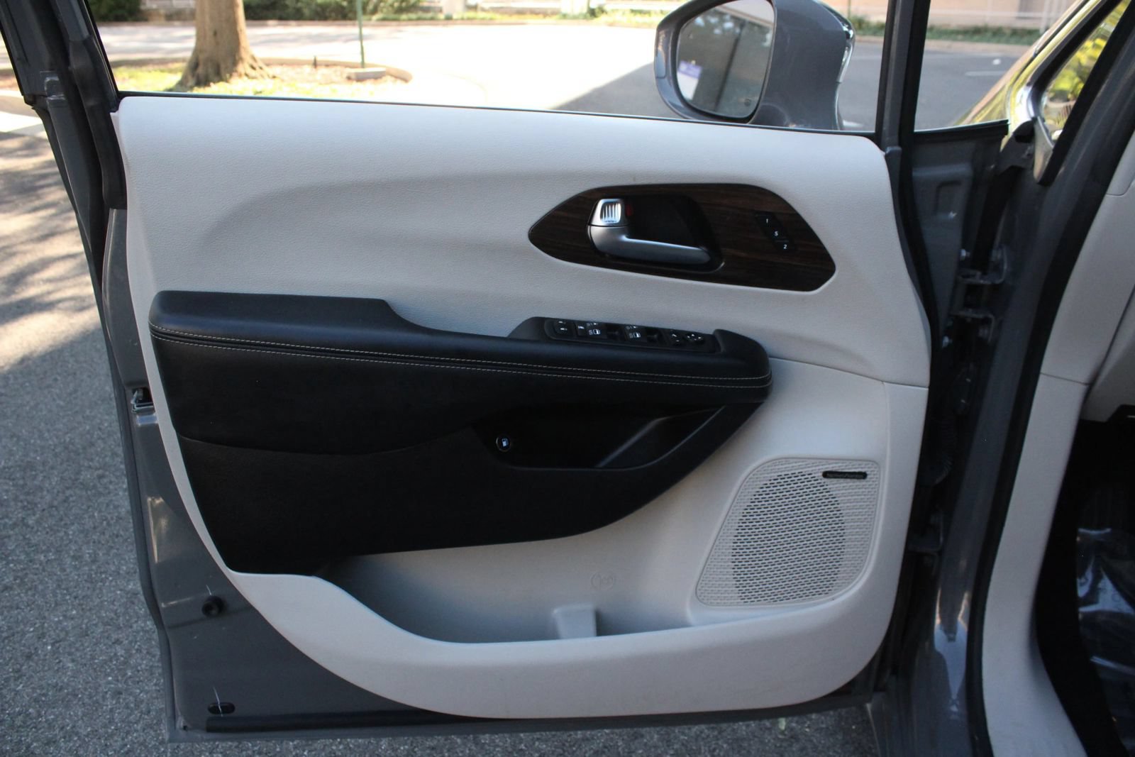 Used 2021 Chrysler Pacifica Limited w/ Uconnect Theater Family Group FWD image 15