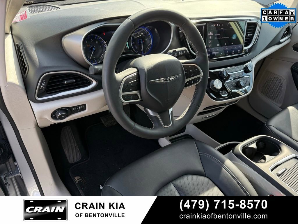 Used 2024 Chrysler Pacifica Touring-L image 10