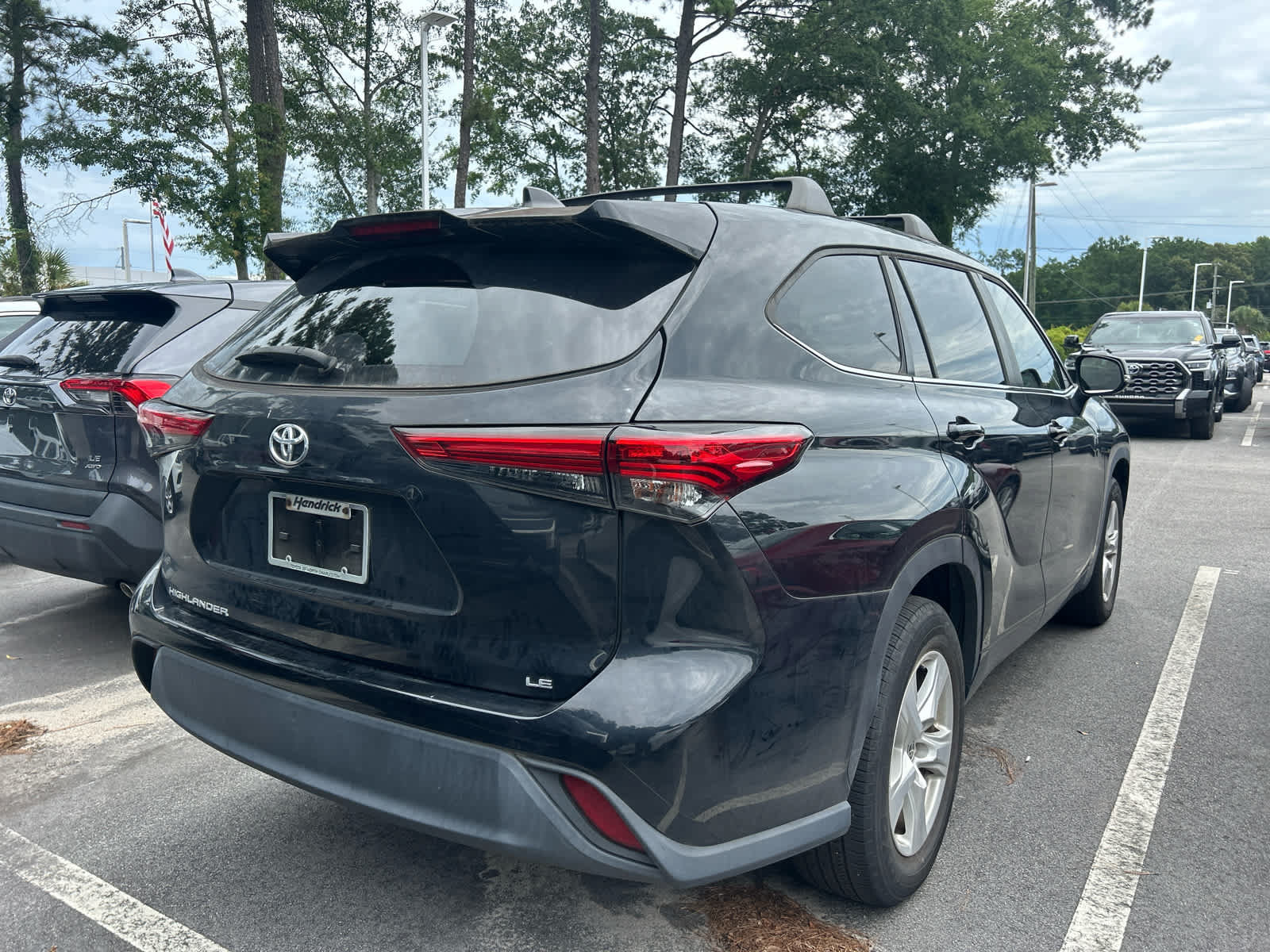 Used 2023 Toyota Highlander LE FWD image 3