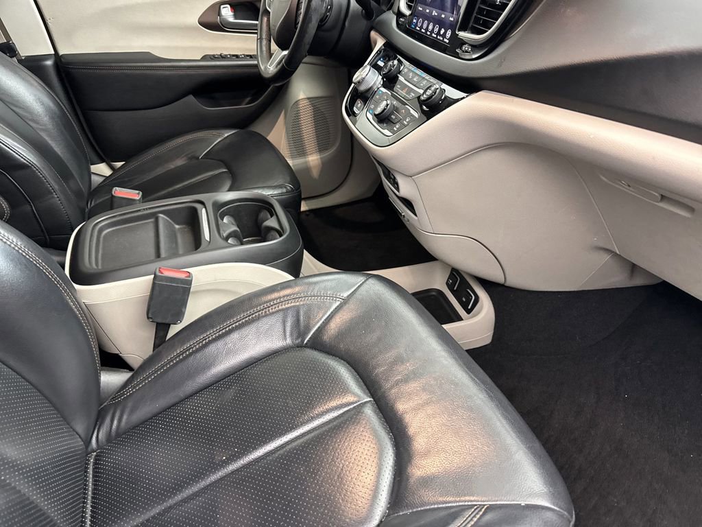 Used 2023 Chrysler Pacifica Touring-L image 17