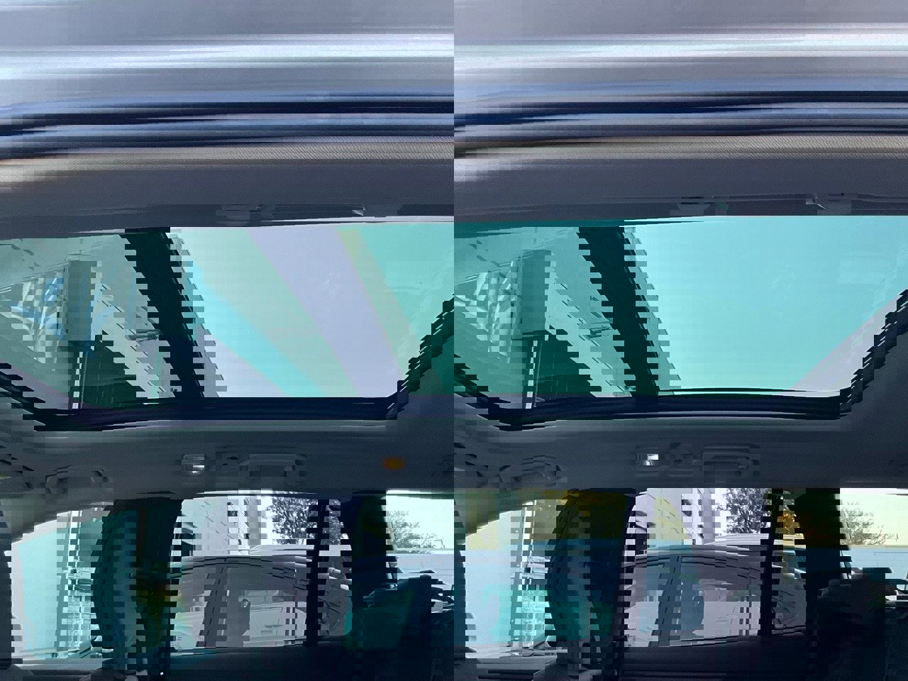 Used 2025 Volvo V60 B5 Cross Country Plus image 18