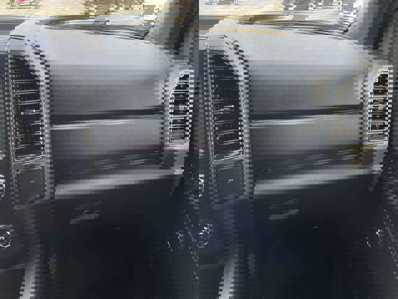 Used 2019 Ford Expedition XLT image 16