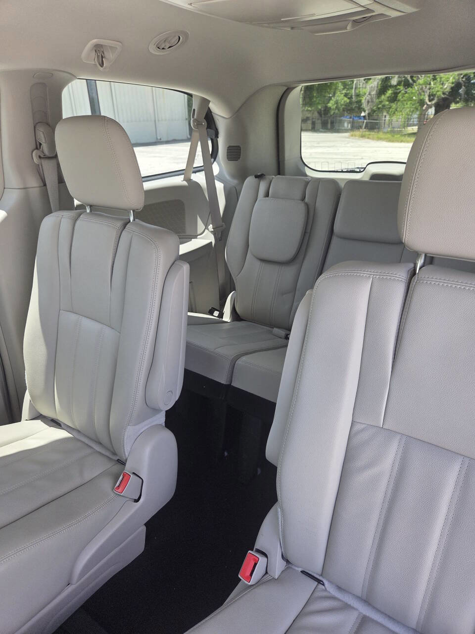 Used 2013 Chrysler Town & Country Touring image 7