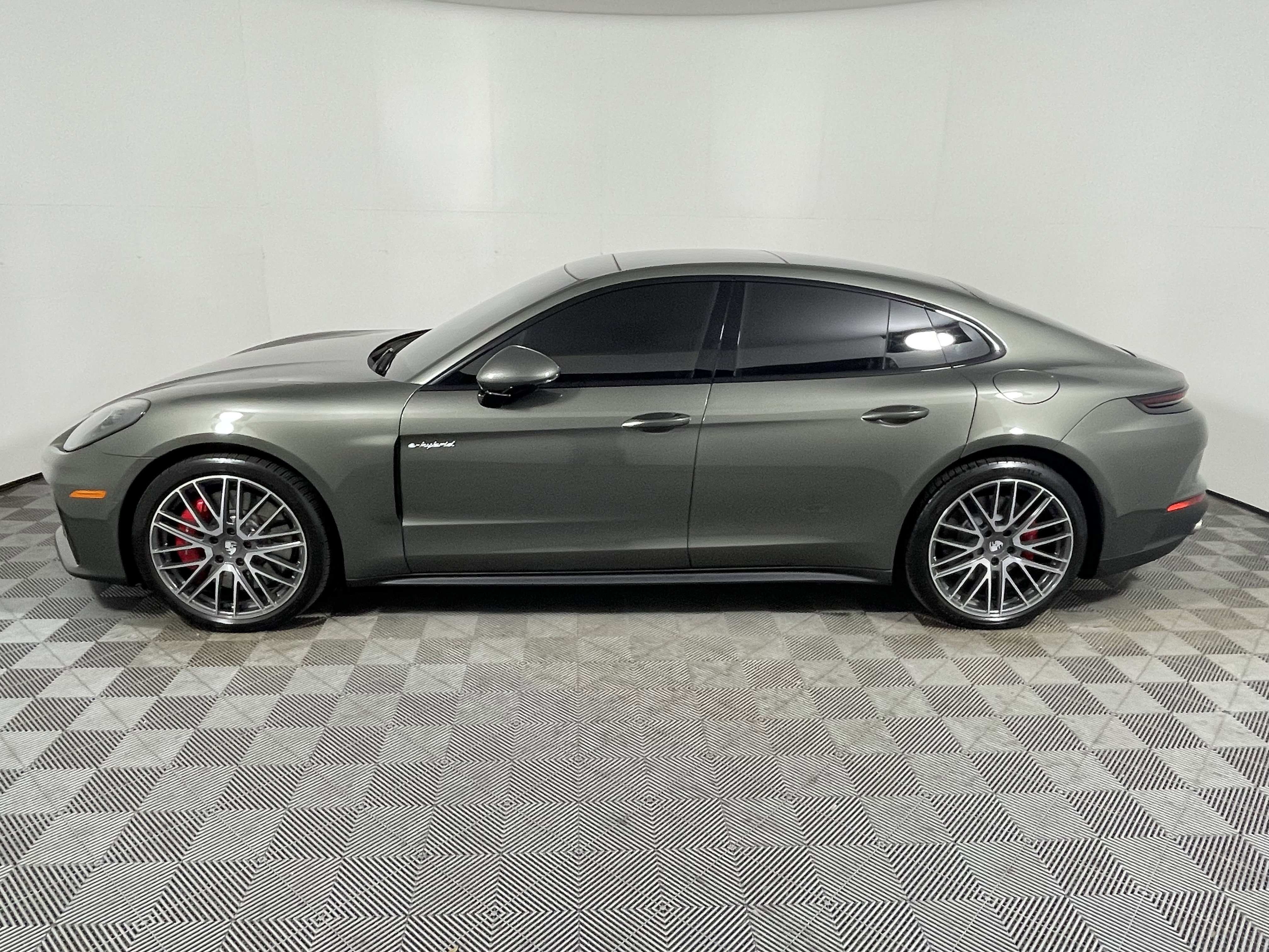 Certified 2025 Porsche Panamera 4S image 2