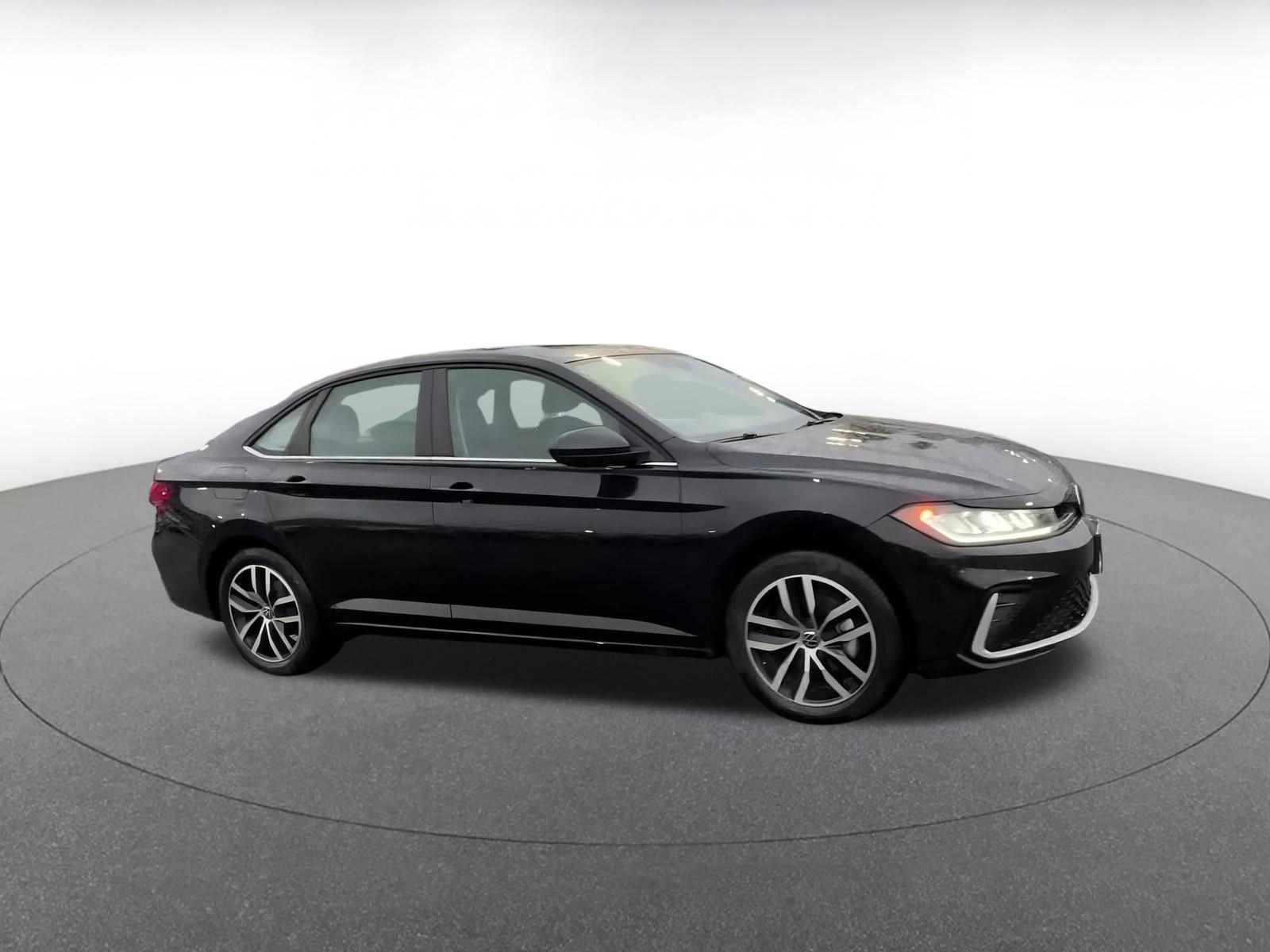 Used 2025 Volkswagen Jetta SE image 2