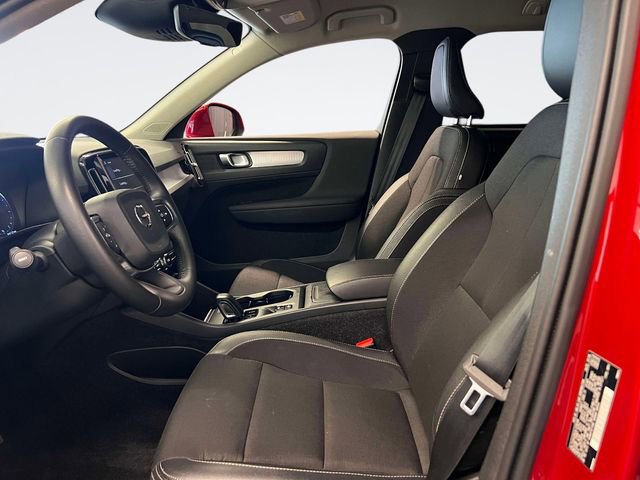 Used 2020 Volvo XC40 T4 Momentum image 17