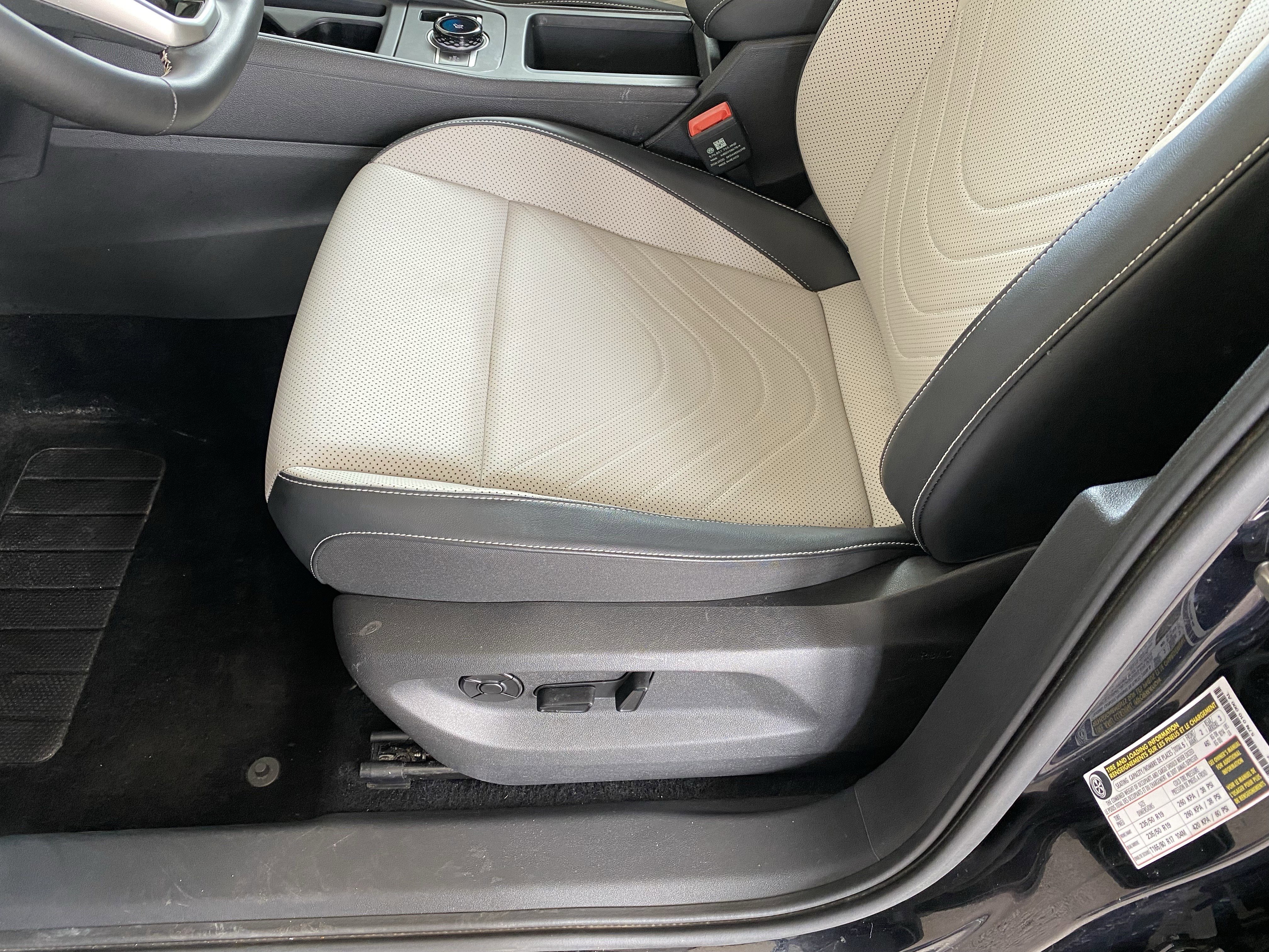 Used 2025 Volkswagen Tiguan SE w/ Panoramic Sunroof Package AWD/4WD image 13