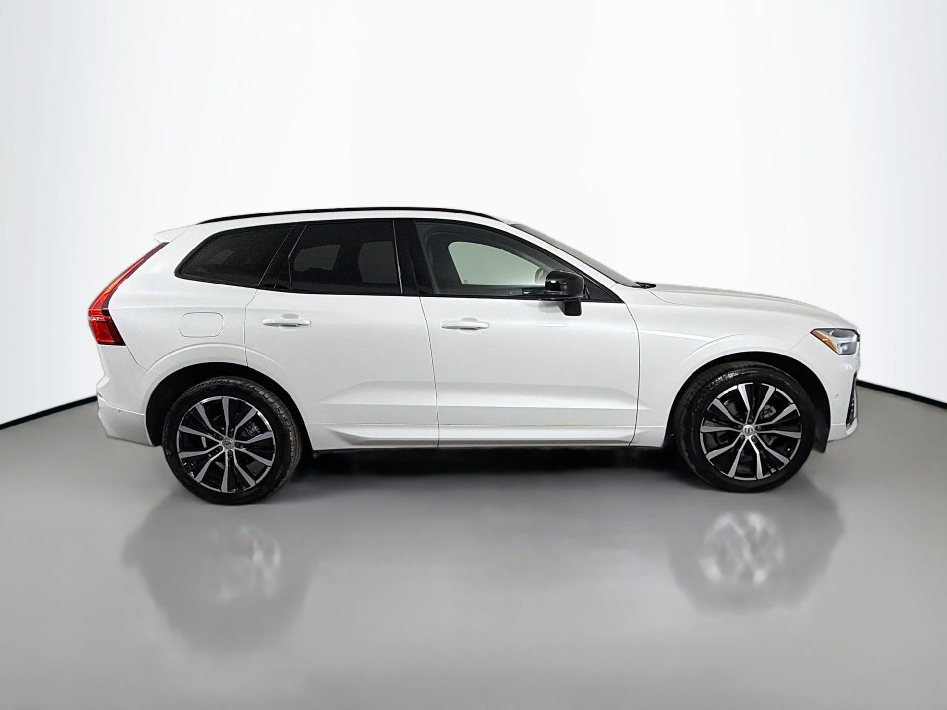 Certified 2023 Volvo XC60 B5 Plus w/ Climate Package AWD/4WD image 5