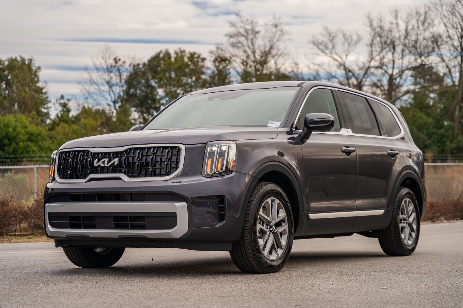 Used 2025 Kia Telluride LX image 3