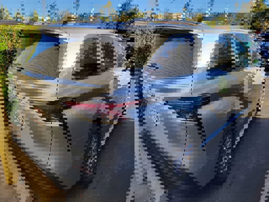 Used 2025 Toyota Sienna XLE image 6