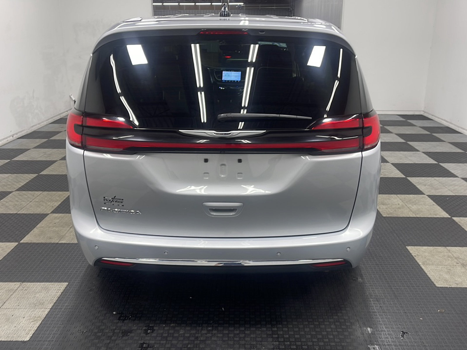 Used 2024 Chrysler Pacifica Touring-L FWD image 17