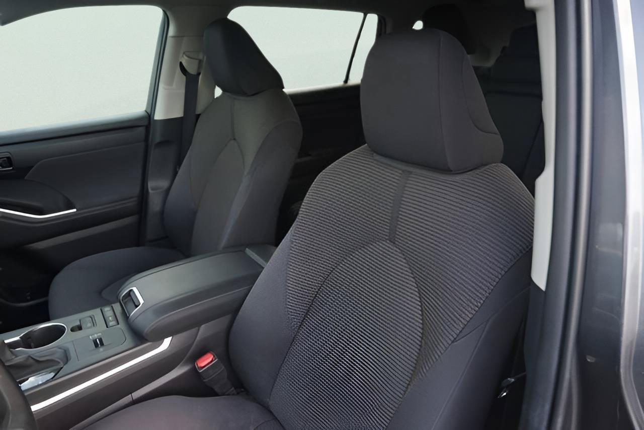 Used 2021 Toyota Highlander L FWD image 10