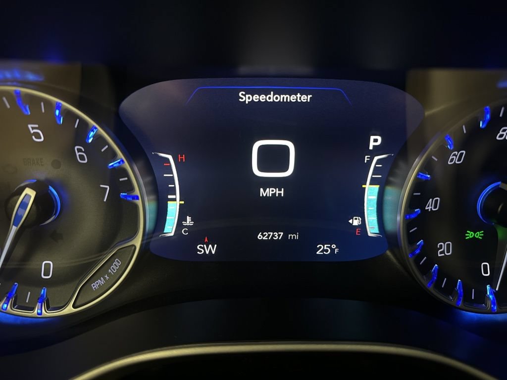Used 2023 Chrysler Pacifica Touring-L FWD image 4