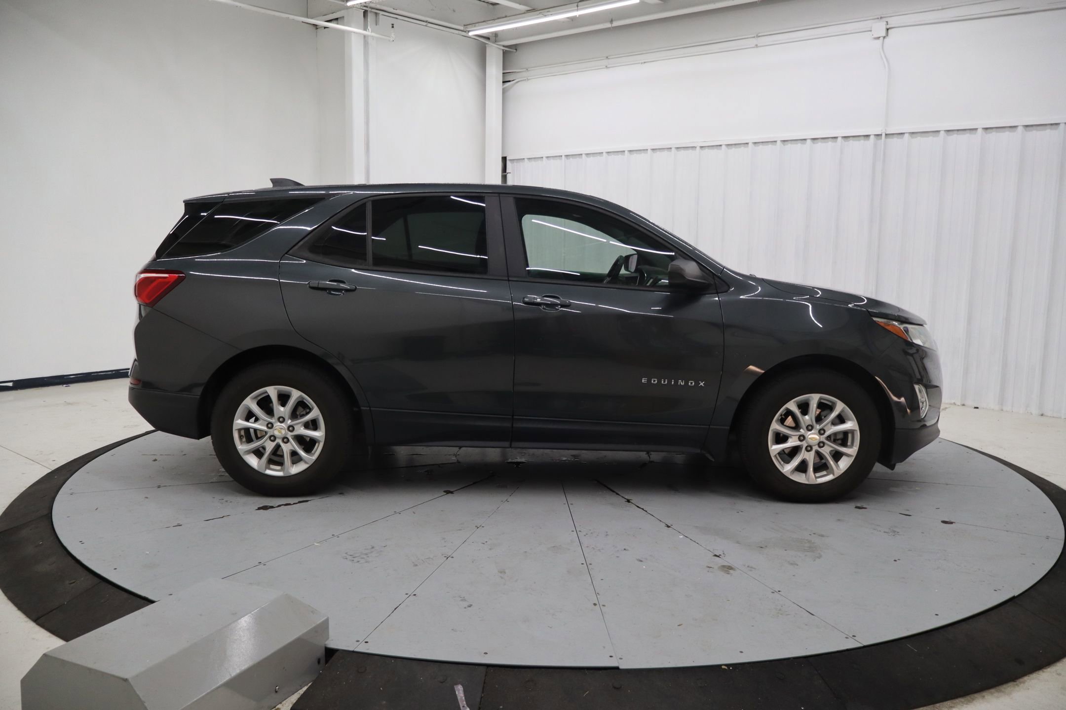 Used 2020 Chevrolet Equinox LS image 2