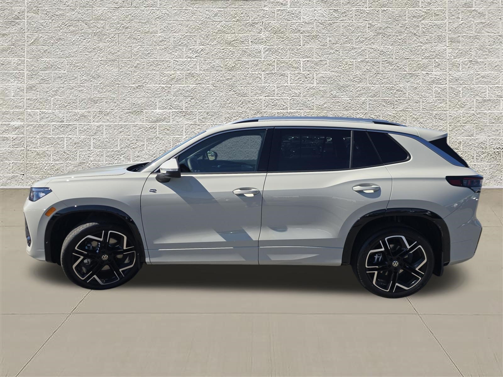 New 2026 Volkswagen Tiguan SEL R-Line AWD/4WD image 4