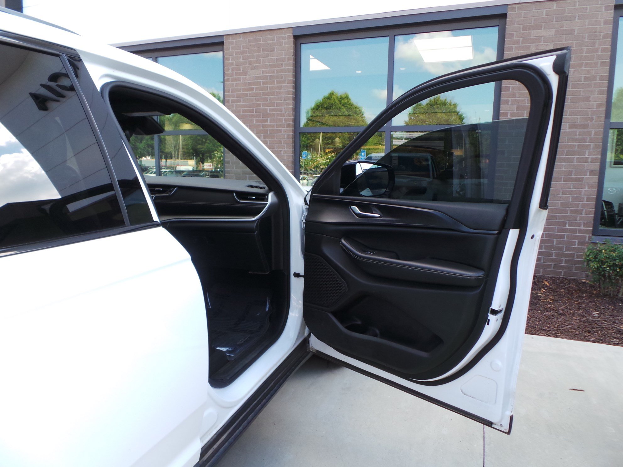 Used 2023 Jeep Grand Cherokee Altitude AWD/4WD image 36