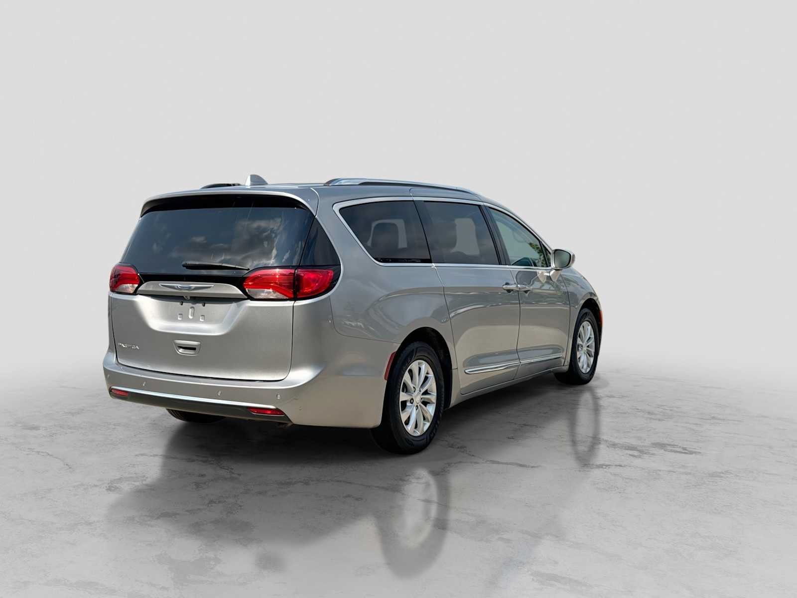 Used 2018 Chrysler Pacifica Touring-L FWD image 6