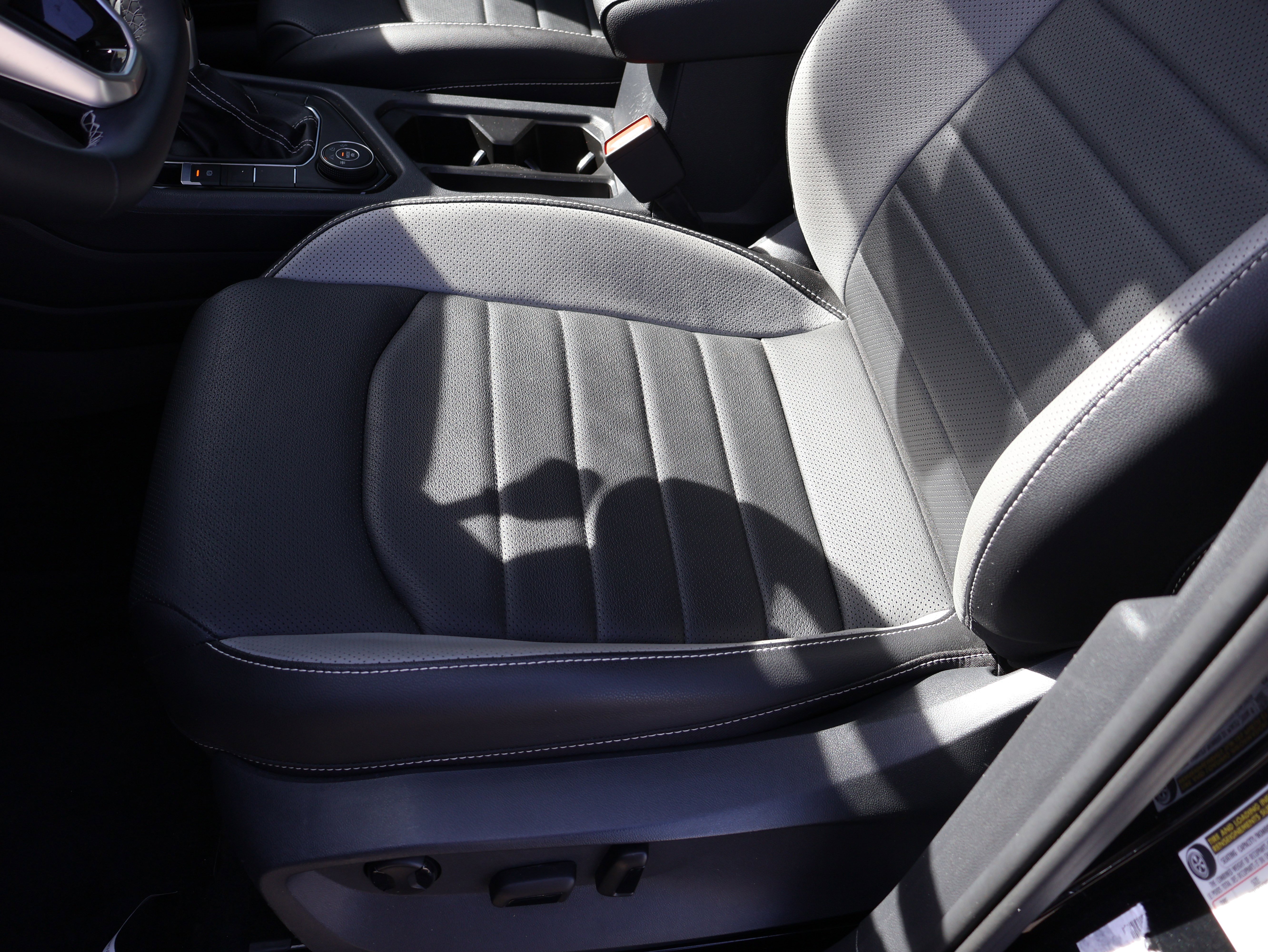 Used 2023 Volkswagen Taos SEL image 37