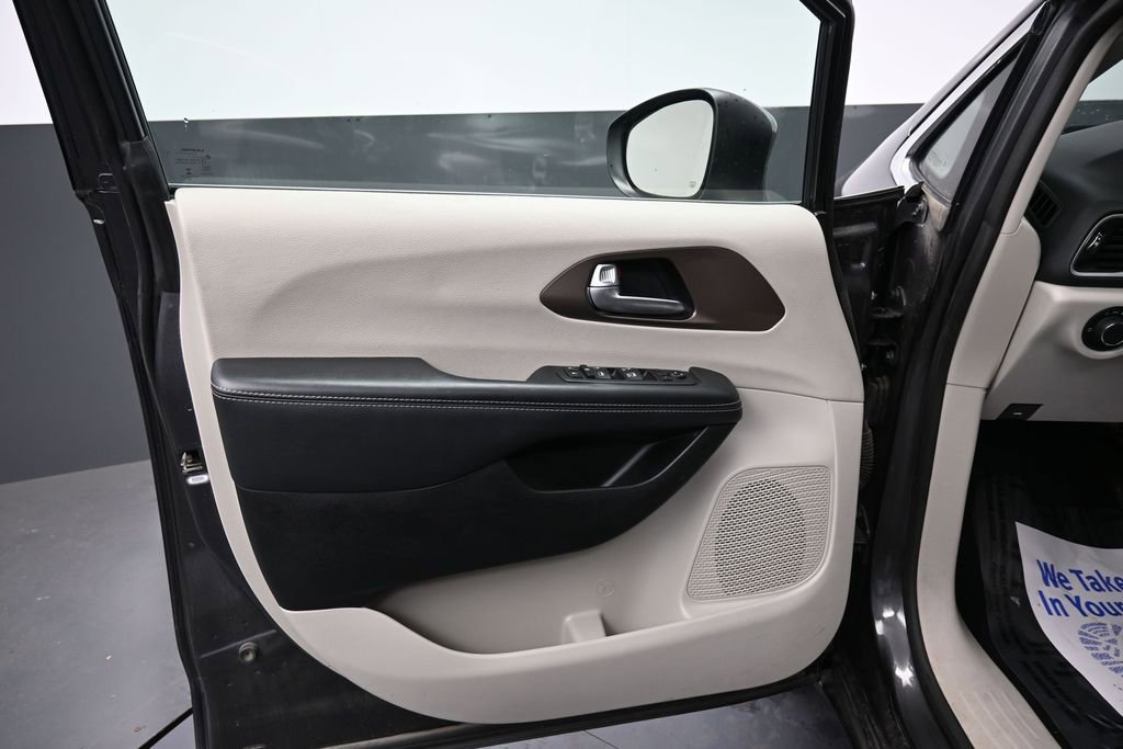 Used 2023 Chrysler Voyager LX FWD image 26