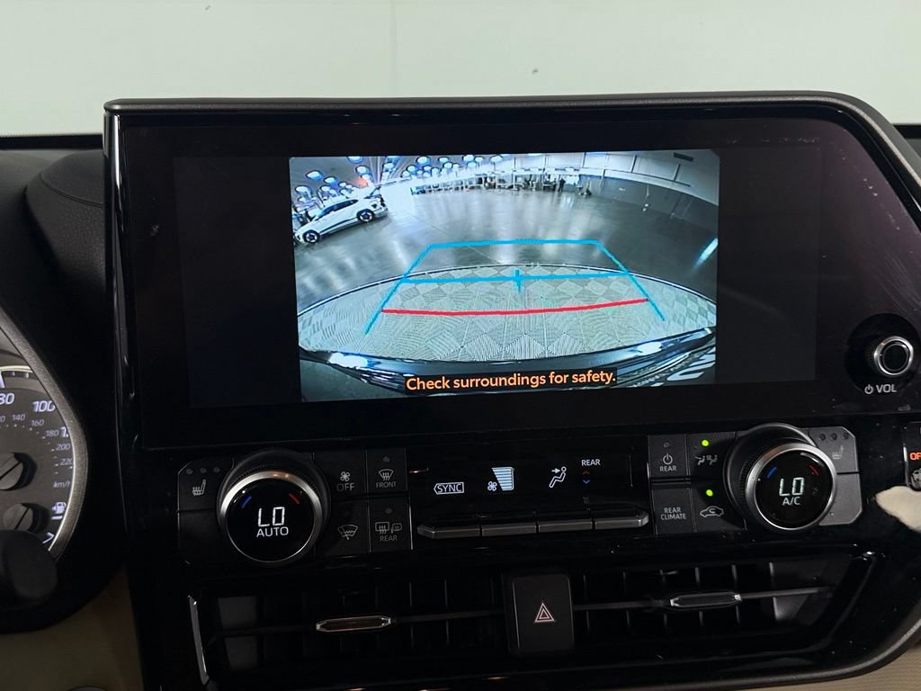 Used 2024 Toyota Highlander XLE FWD image 16
