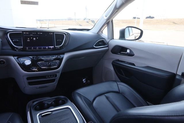 Used 2023 Chrysler Pacifica Touring-L image 26