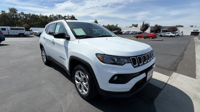 Used 2025 Jeep Compass Latitude AWD/4WD image 2