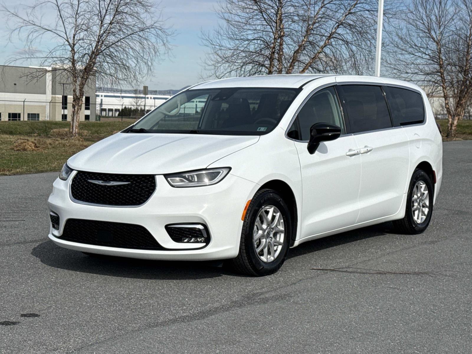 Used 2024 Chrysler Pacifica Touring-L image 27