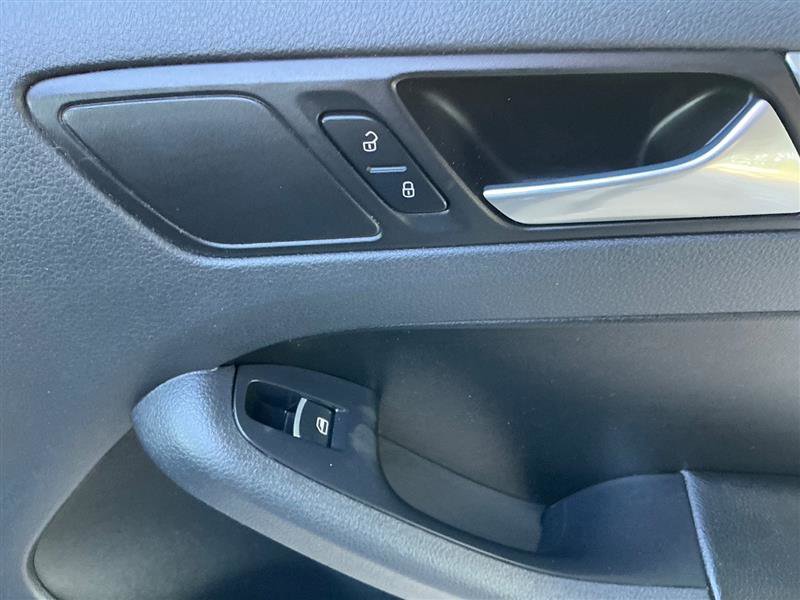 Used 2014 Volkswagen Jetta SE FWD image 31