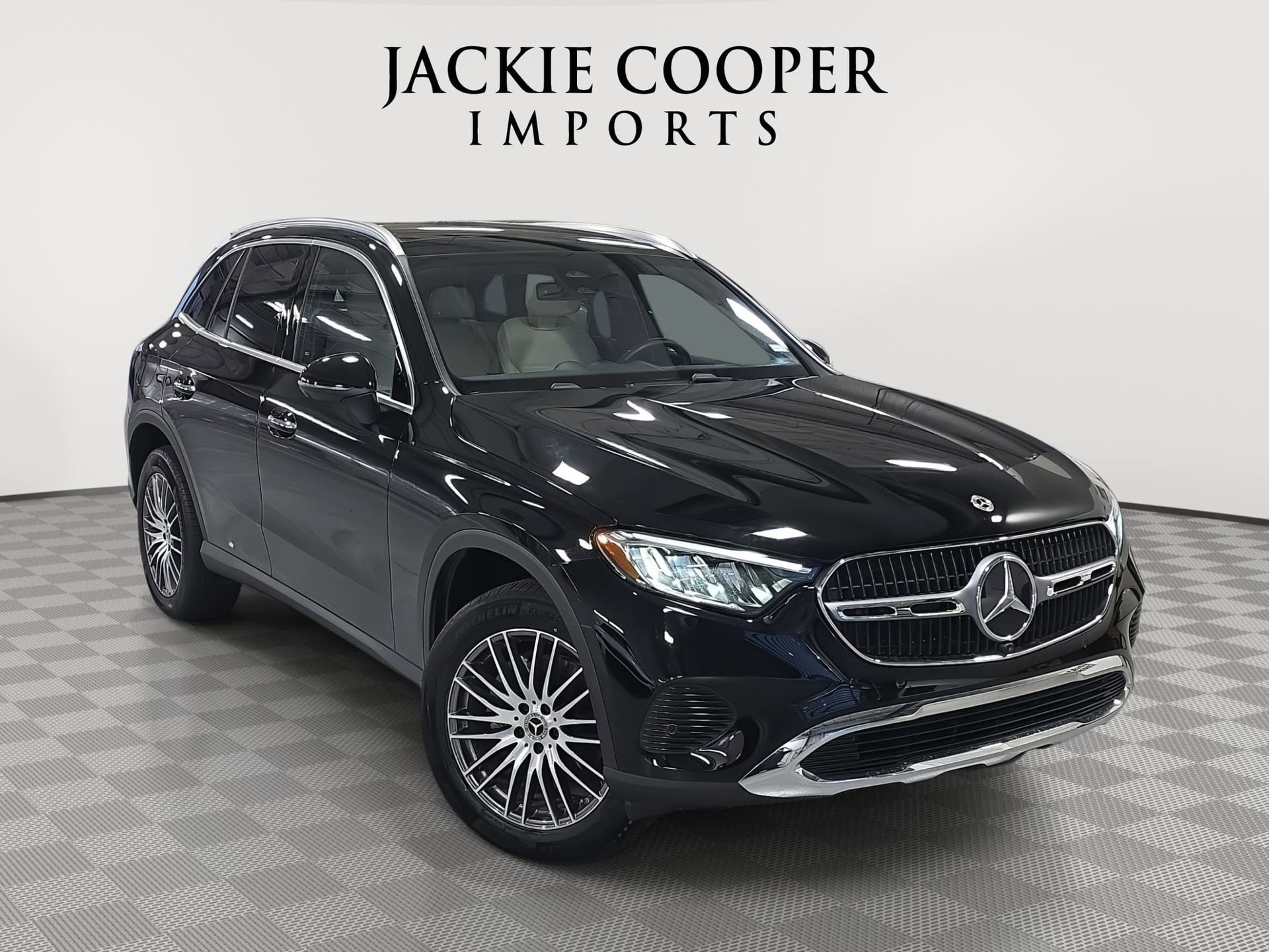 Used 2025 Mercedes-Benz GLC 300 4MATIC image 3