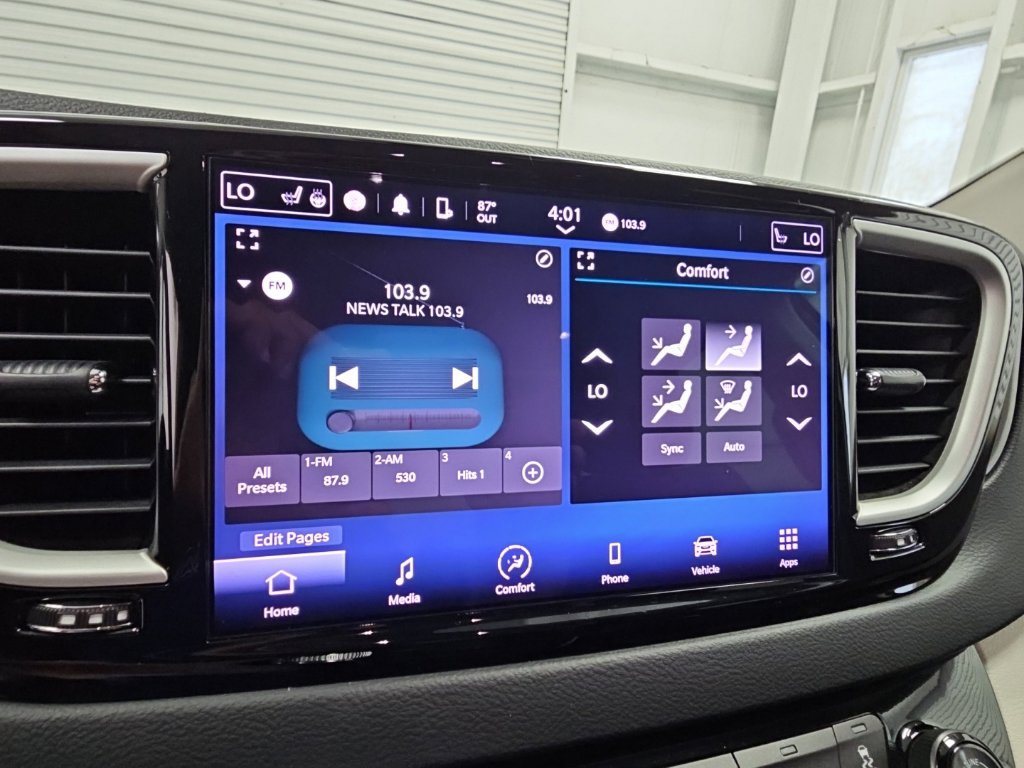 Used 2023 Chrysler Pacifica Touring-L FWD image 14