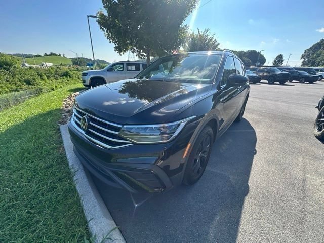 Used 2024 Volkswagen Tiguan SE w/ Panoramic Sunroof Package AWD/4WD image 5