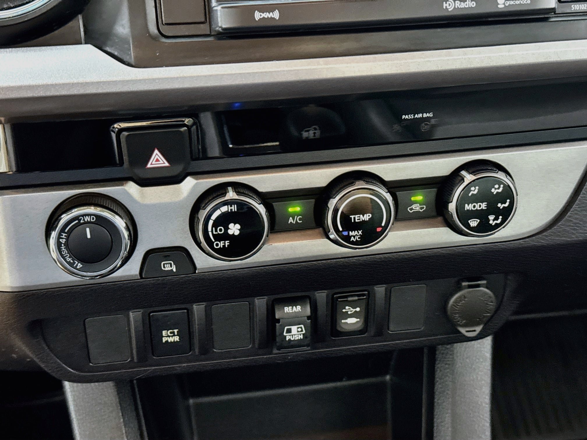 Used 2018 Toyota Tacoma SR5 AWD/4WD image 17