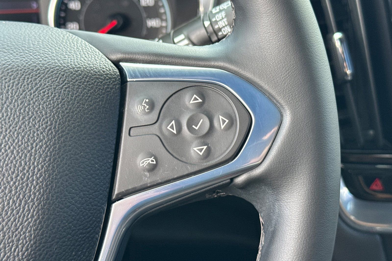 Used 2023 Chevrolet Traverse LT image 36