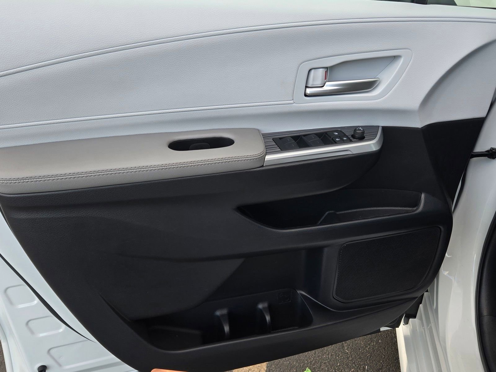 Used 2025 Toyota Sienna XLE w/ XLE Plus Package FWD image 9