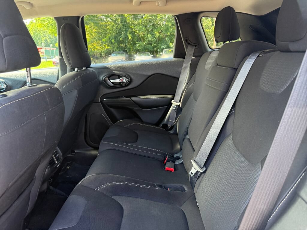 Used 2016 Jeep Cherokee Latitude w/ Comfort/Convenience Group AWD/4WD image 23