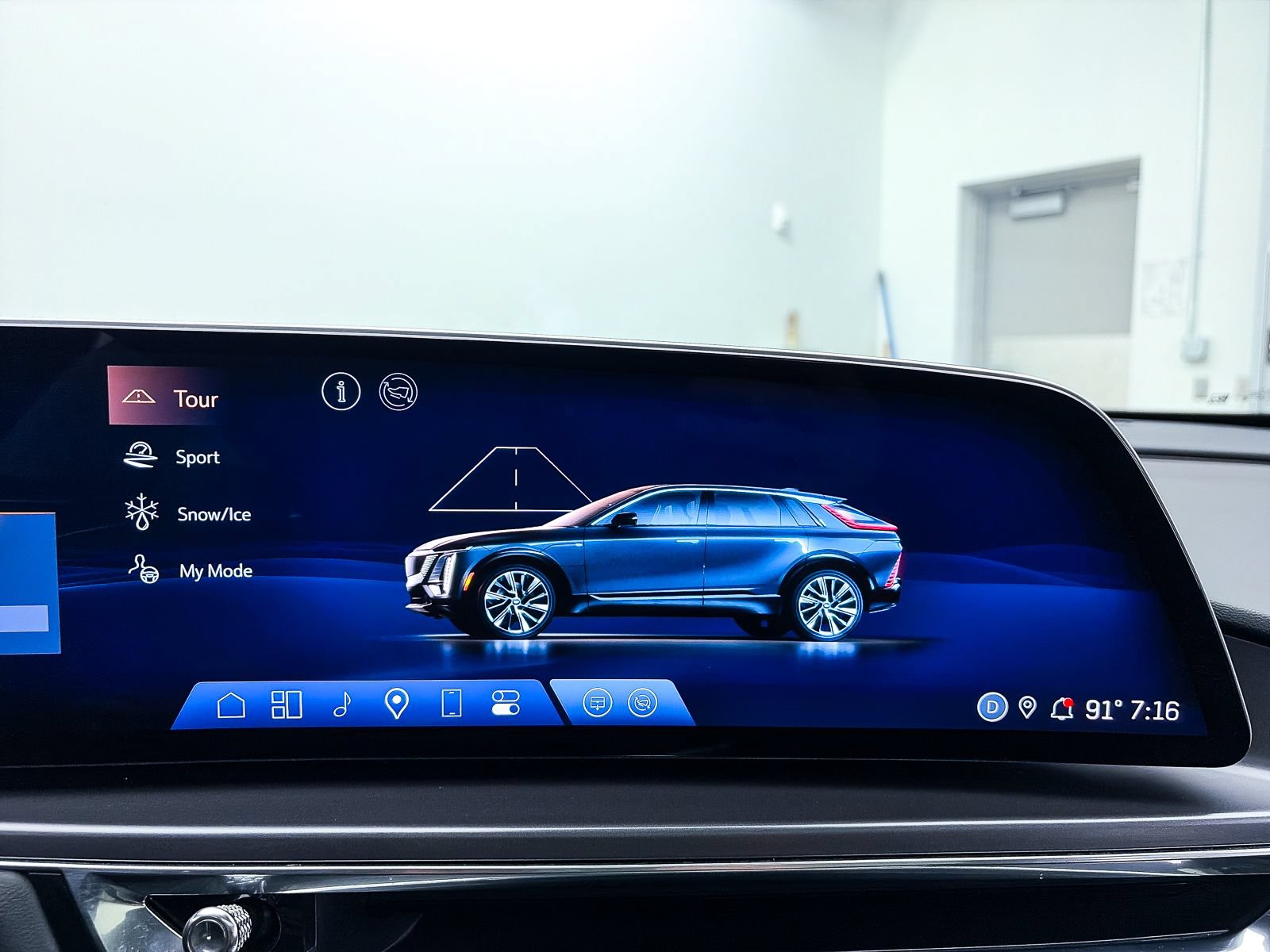 Used 2024 Cadillac Lyriq Tech RWD image 9