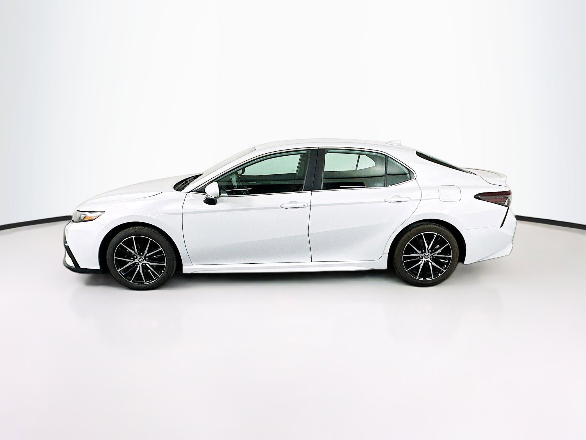 Used 2024 Toyota Camry SE FWD image 4