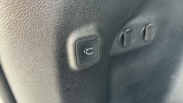 Used 2019 Jeep Cherokee Limited AWD/4WD image 35