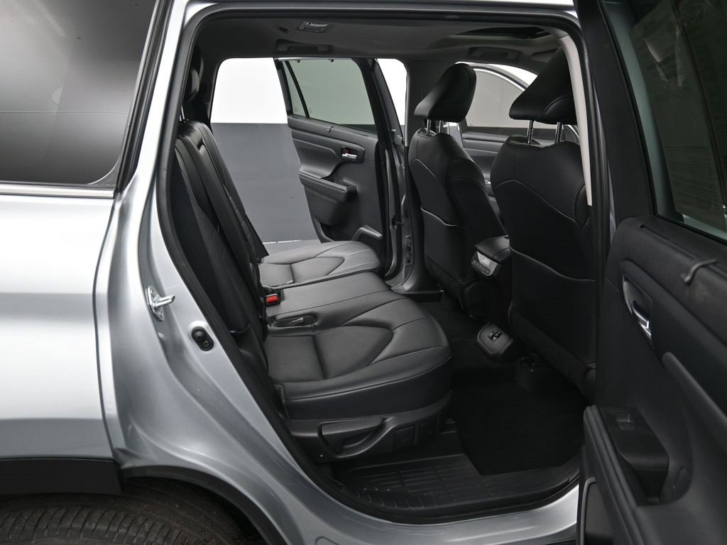 Used 2021 Toyota Highlander XLE image 33