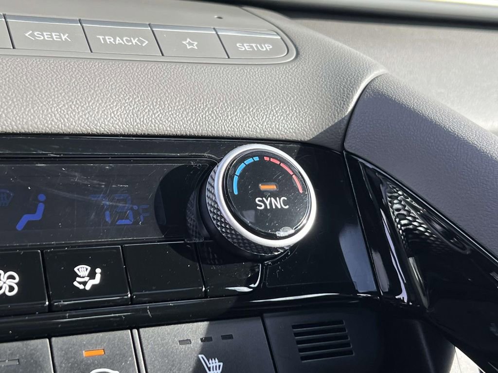 Used 2024 Hyundai Elantra SEL w/ Convenience Package image 35