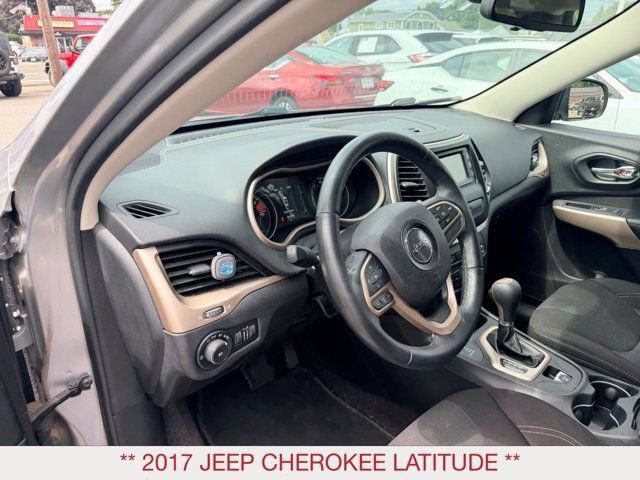 Used 2017 Jeep Cherokee Latitude AWD/4WD image 10