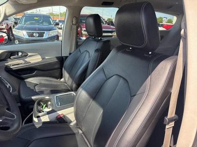 Used 2024 Chrysler Pacifica Touring-L FWD image 12