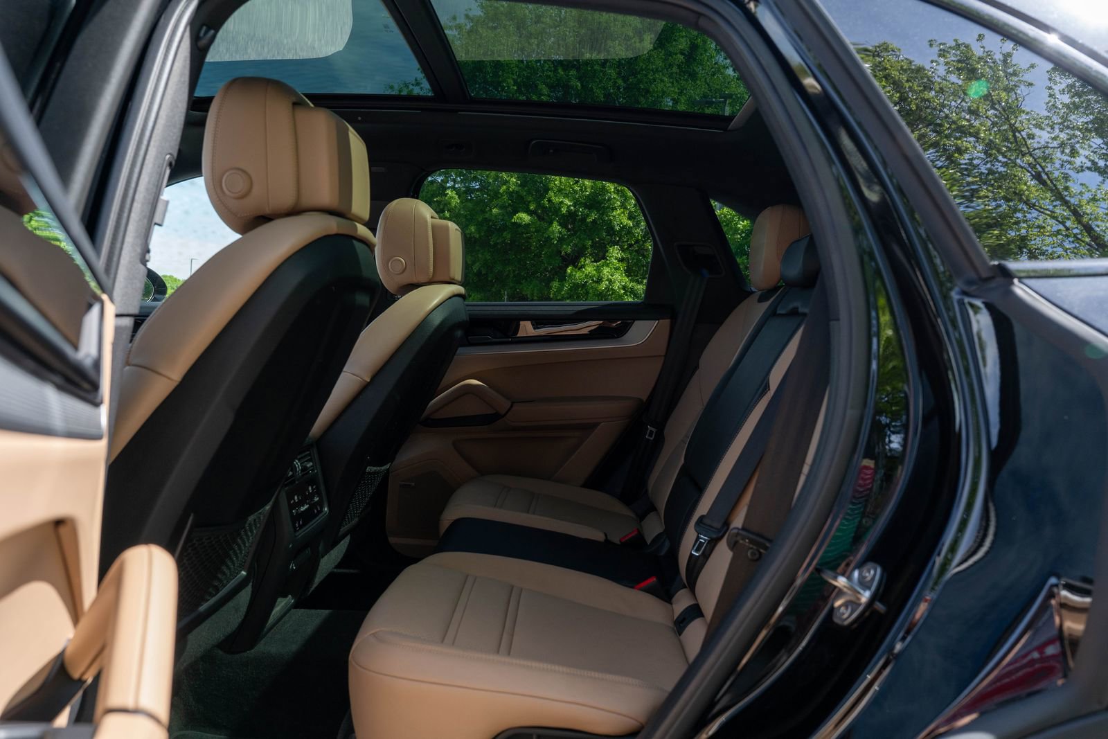 Certified 2024 Porsche Cayenne w/ Premium Package Plus (PFM) AWD/4WD image 32