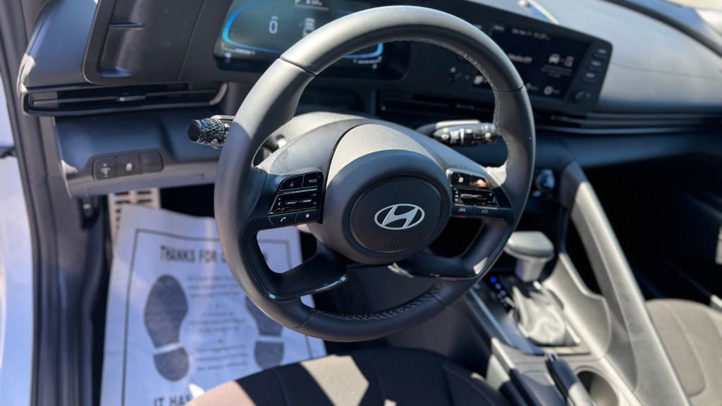 Used 2025 Hyundai Elantra Sport image 12